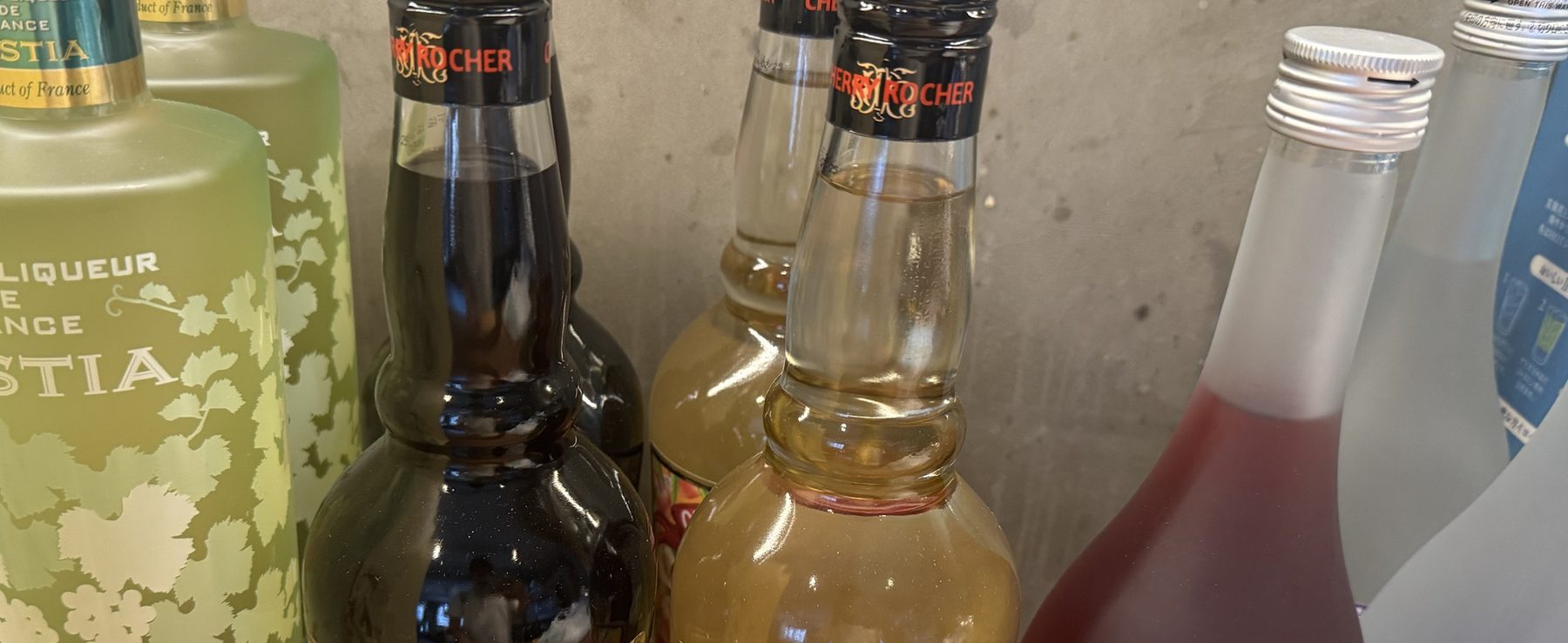 棚に並ぶリキュールと果実酒のボトル